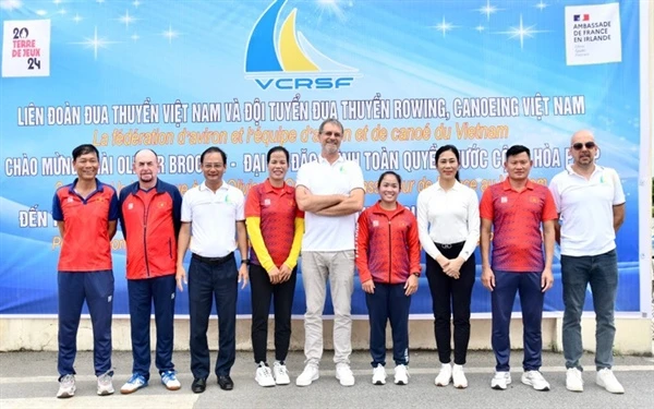 Đại sứ Pháp đã tới Hải Phòng gặp mặt, động viên và giao lưu cùng các tuyển thủ đua thuyền dự Olympic 2024 của Việt Nam. Ảnh: VĂN DUY