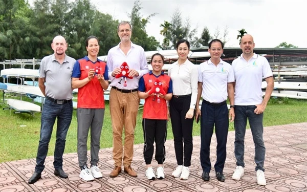 Các tay chèo Olympic của Việt Nam đã được sự động viên tích cực từ Đại sứ Pháp ngay ở điểm tập huấn tại Hải Phòng. Ảnh: VĂN DUY