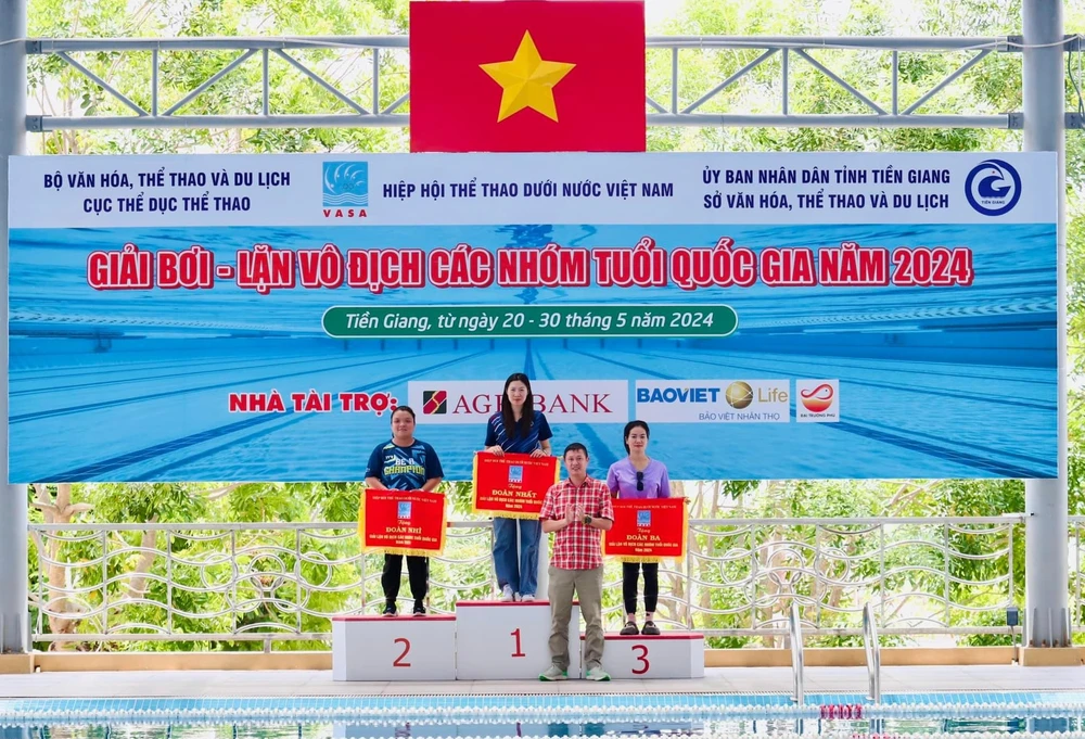 Ban tổ chức đã trao cờ lưu niệm cho các đơn vị dẫn đầu giải năm nay. Ảnh: NGỌC ANH