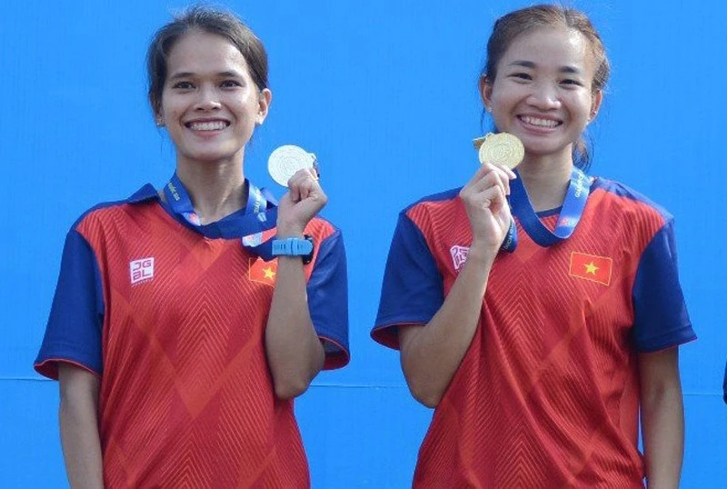 Nguyễn Thị Oanh và Phạm Thị Hồng Lệ có những tấm huy chương của mình ở giải marathon Hành trình về làng Sen năm nay. Ảnh: VNN