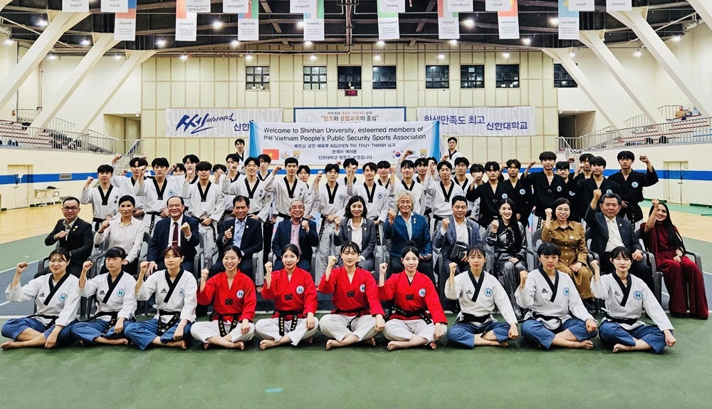 Các bên đã làm việc về công tác chuẩn bị tổ chức giải taekwondo cảnh sát châu Á 2024 ở Việt Nam. Ảnh: PHẠM HỒNG