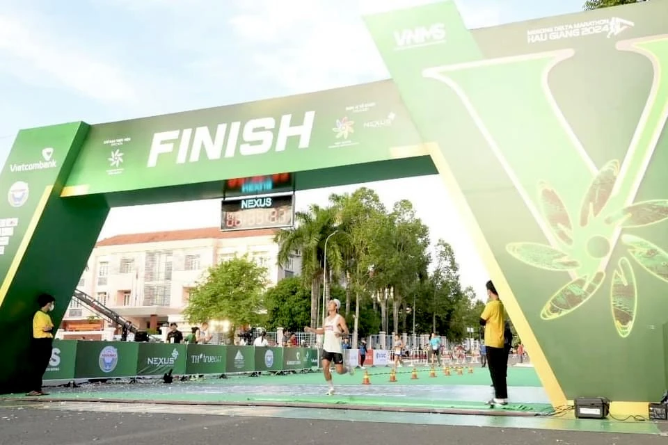 Hoàng Nguyên Thanh về thứ nhì nội dung 42km tại giải. Ảnh: HAUGIANGMARATHON