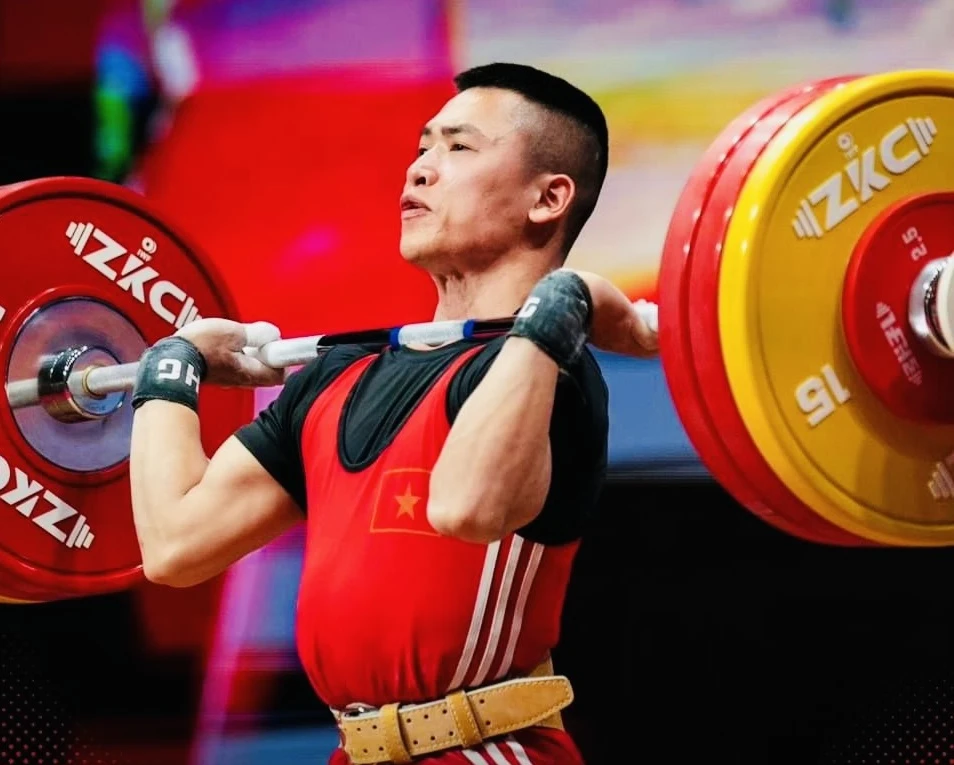 Lực sỹ Trịnh Văn Vinh đang tập trung cao độ để bước vào thi đấu Olympic 2024. Ảnh: AWF