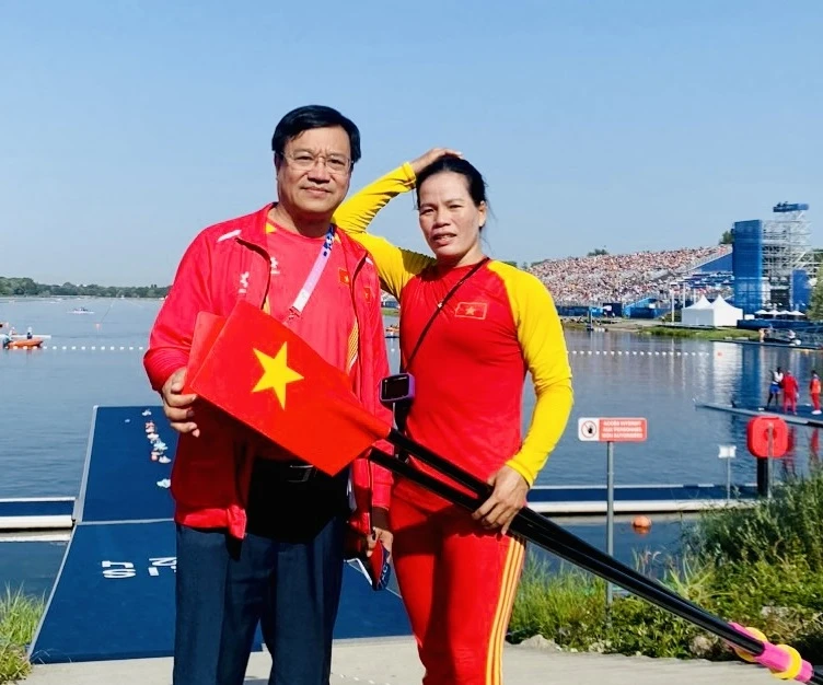 Phạm Thị Huệ được lãnh đạo Đoàn thể thao Việt Nam động viên khi thi đấu tại Olympic 2024. Ảnh: ĐOÀNTTVN