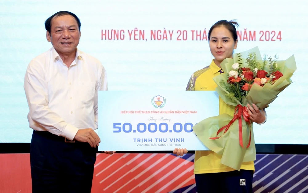 Trịnh Thu Vinh đã được khen thưởng từ Hiệp hội thể thao Công an Nhân dân Việt Nam. Ảnh: TTCAND