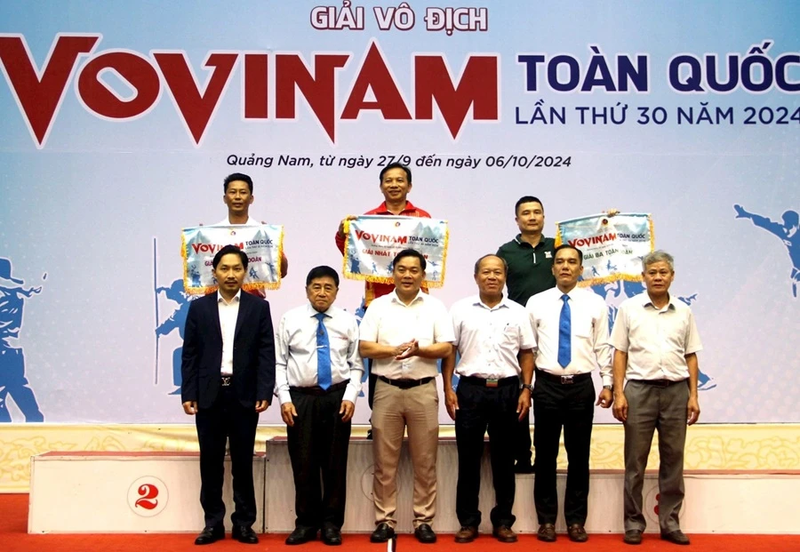 Ban tổ chức trao cờ lưu niệm cho các đơn vị dẫn đầu. Ảnh: ANH SẮC