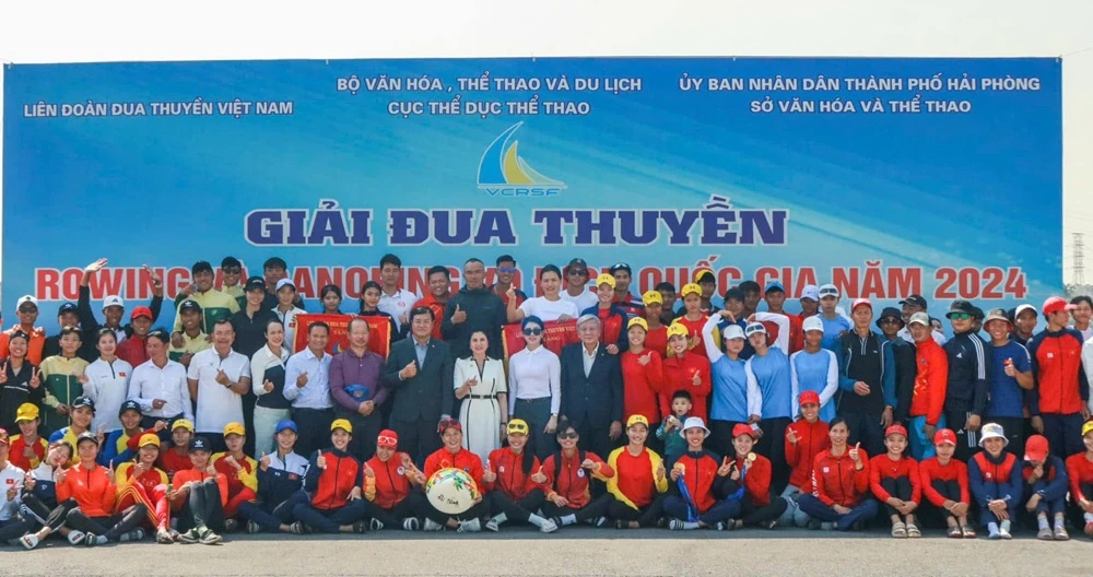 Các tay chèo thi đấu tại giải đua thuyền rowing, canoeing quốc gia 2024. Ảnh: DUATHUYENVN