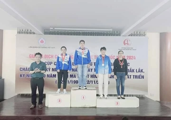 Kỳ thủ TPHCM giành ngôi số 1 nội dung cờ chớp nữ tại giải. Ảnh: LDCOTUONGVN