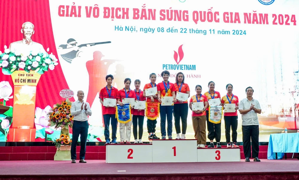 Các VĐV của nội dung bắn đĩa bay được trao thưởng tại giải bắn súng vô địch quốc gia 2024 trong lễ khai mạc ngày 15-11. Ảnh: BANSUNGVN