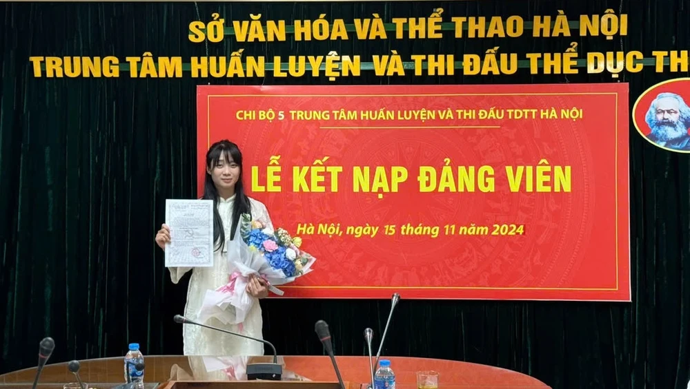 Tuyển thủ Dương Thúy Vi vinh dự được kết nạp Đảng. Ảnh: MINH MINH