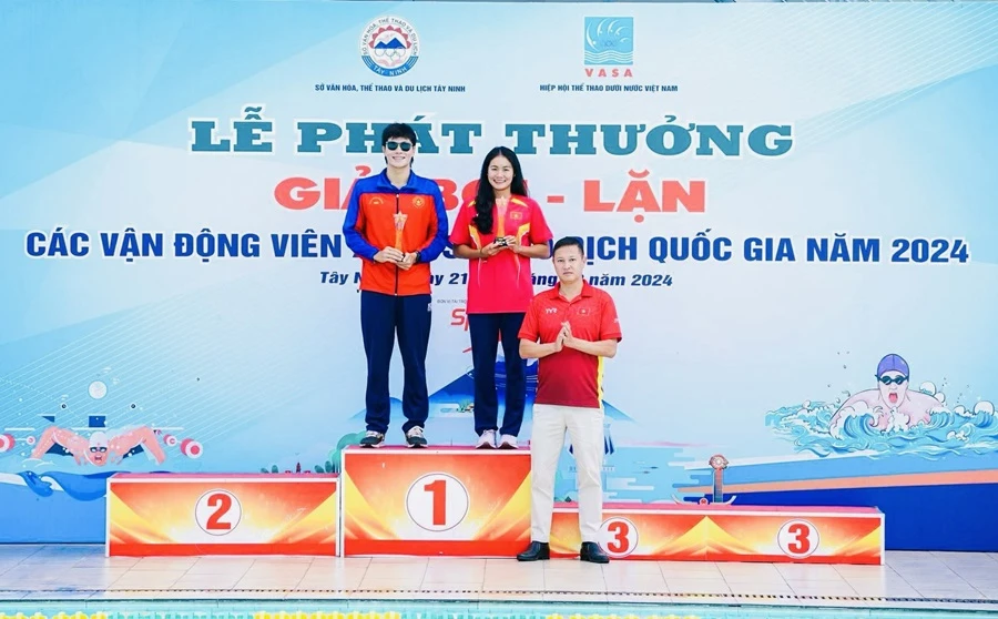 Trần Hưng Nguyên và Võ Thị Mỹ Tiên được phần thưởng VĐV xuất sắc môn bơi tại giải. Ảnh: NGUYỄN NGỌC