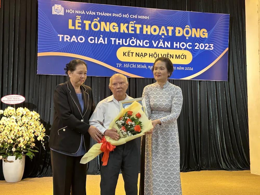 Nhà văn Bích Ngân và bà Dương Cẩm Thúy, Chủ tịch Hội Điện ảnh TPHCM trao giải thưởng văn xuôi năm 2023 cho nhà văn Hoàng Lại Giang img-0048-8012.jpg