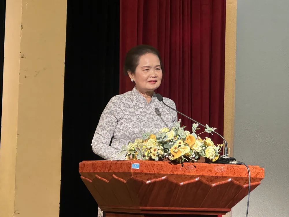 Nhà văn Bích Ngân, Chủ tịch Hội Nhà văn TPHCM, báo cáo tổng kết tình hoạt động của hội trong năm 2023 img-9964-9410.jpg