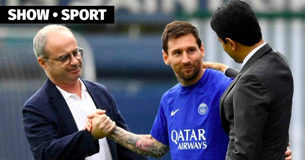 Messi bên cạnh Cố vấn Campos (trái) cùng Chủ tịch Al-Khelaifi (phải)