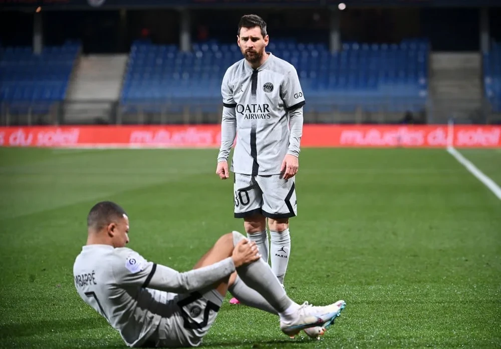 Messi chứng kiến Mbappe dính chấn thương