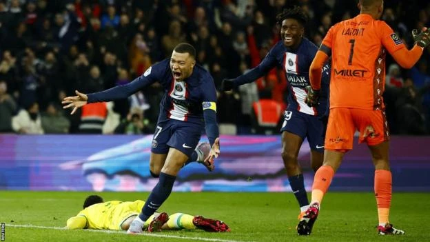Mbappe ăn mừng bàn thắng vào lưới Nantes