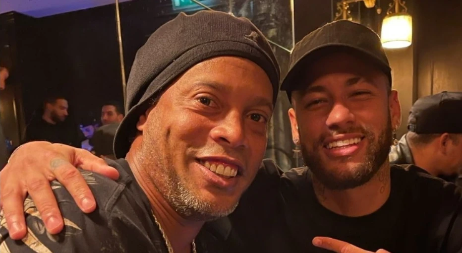 Neymar bên cạnh Ronaldinho