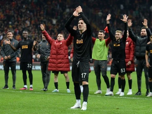 Zaniolo cùng toàn đội Galatasaray tri ân khán giả