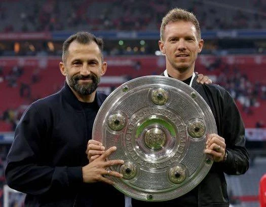 Giám đốc Salihamidzic và HLV Nagelsmann, cùng danh hiệu Bundesliga mùa trước