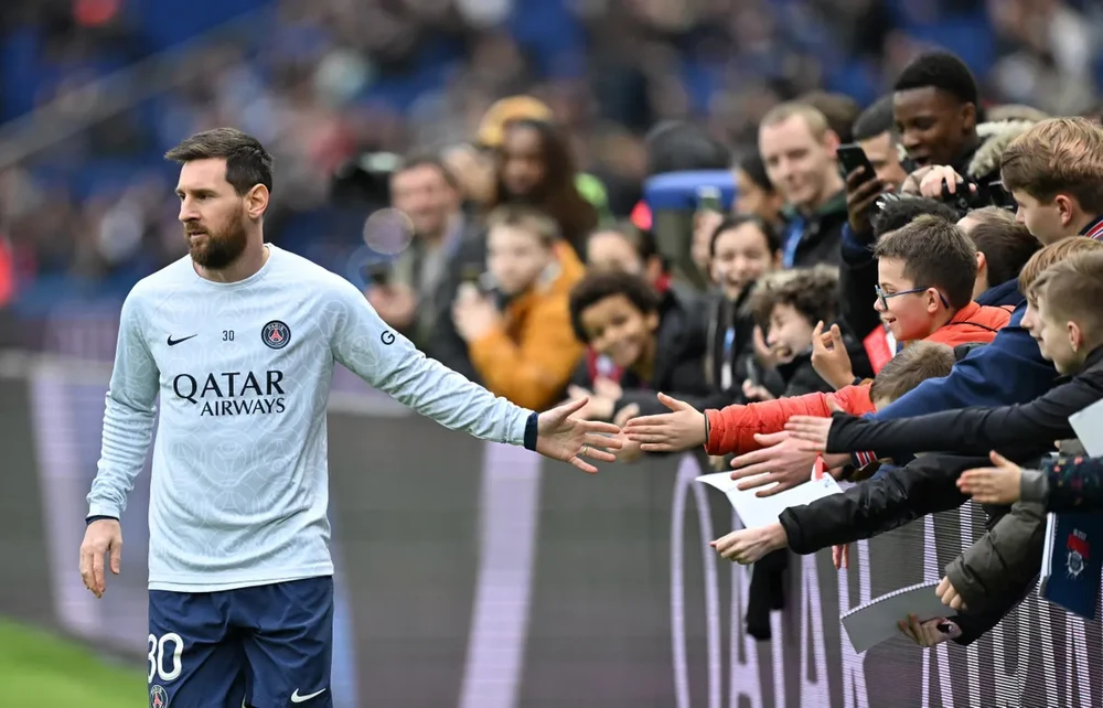 Messi chọc tức cổ động viên PSG trước khi rời đi?