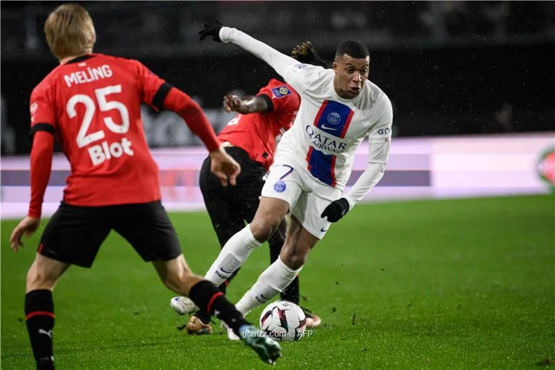 Mbappe cam kết cùng PSG đánh bại Rennes
