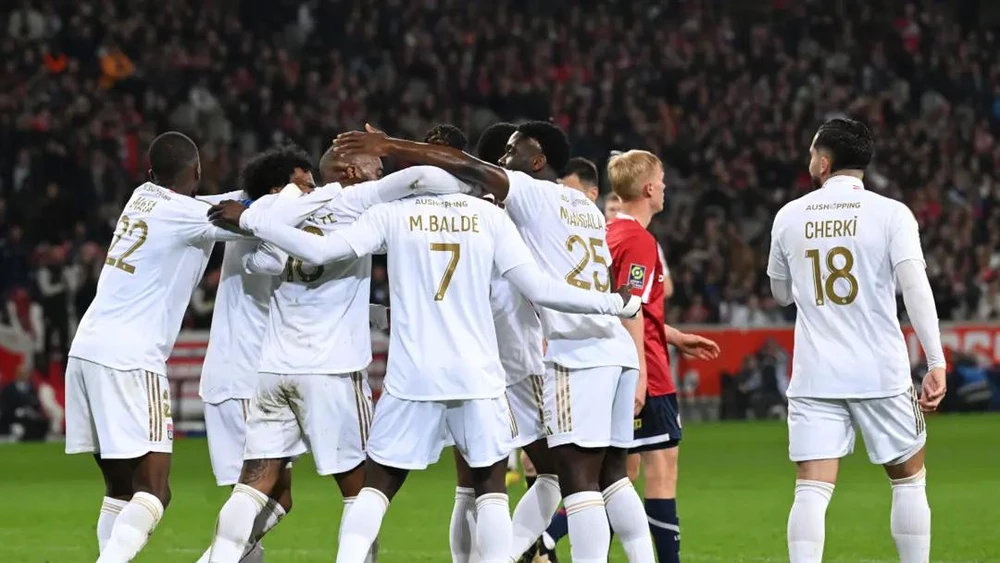 Cầu thủ Lyon ăn mừng cảm xúc sau chiến thắng Lille vào đêm qua