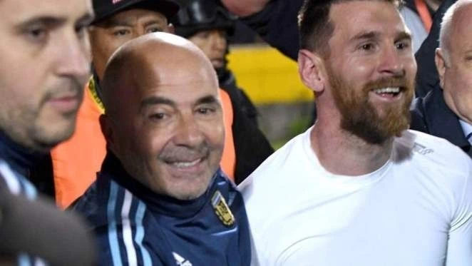 HLV Jorge Sampaoli bên cạnh Messi