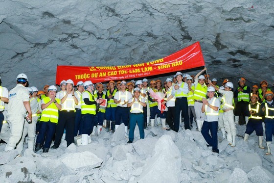 Excavation of Vung Mountain Tunnel under Cam Lam - Vinh Hao Expressway completed