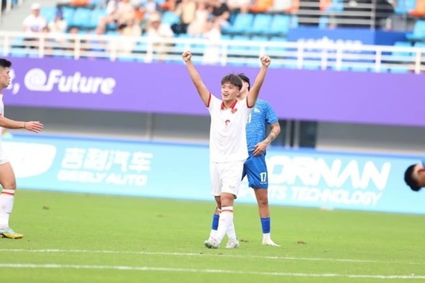 Quốc Việt đã ghi hai bàn thắng cho Việt Nam trong trận đấu.  (Ảnh: VNA)