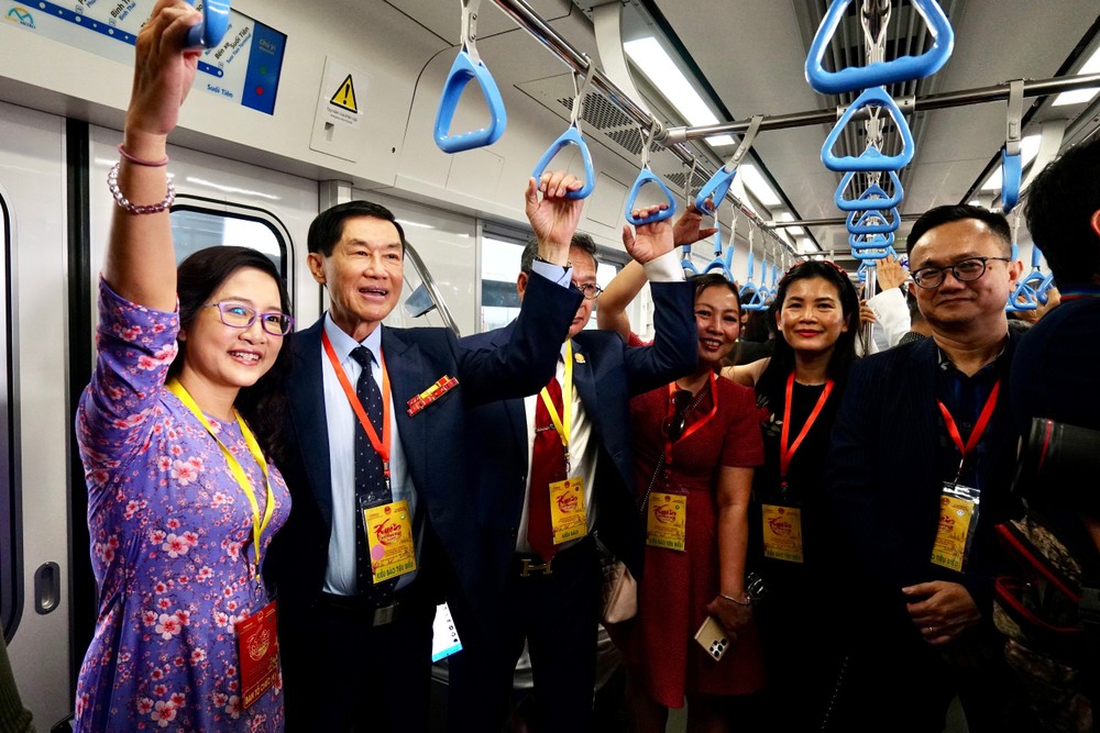 Nearly 100 overseas Vietnamese explore Metro Line No.1 Ben Thanh - Suoi ...