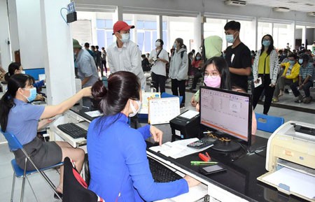 Passengers coming to Saigon Train Station on February 2 to return their tickets due to the recent Covid-19 outbreak. (Photo: SGGP)