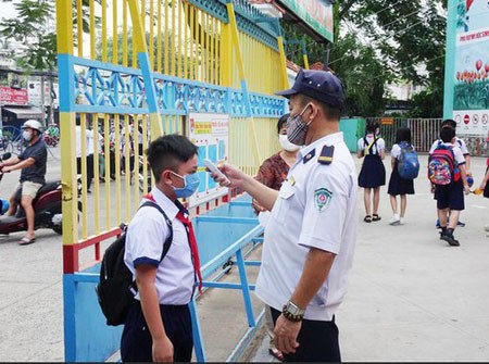Increasingly monitoring students after Tet holiday is an effective way to stop the spread of Covid-19 (Photo: SGGP)