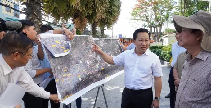 Chairman of the People's Committee of Thu Duc City (HCMC) Hoang Tung (second from right) and leaders of Binh Duong province inspect inter-regional traffic locations passing through the two localities in the HCMC Ring Road 3 project (Photo: SGGP) 52.jpg