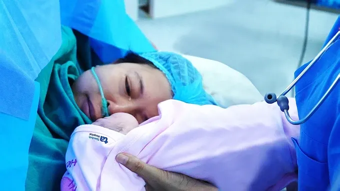 An elderly woman is moved to have a child thanks to in vitro fertilization (Photo: SGGP) 33.jpg