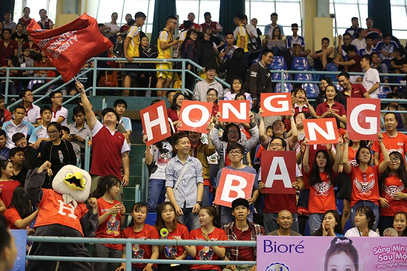 Sinh viên trường ĐH QT Hồng Bàng đến nhà thi đấu Rạch Miễu cổ vũ đông nhất. ẢNH: NHẬT ANH
