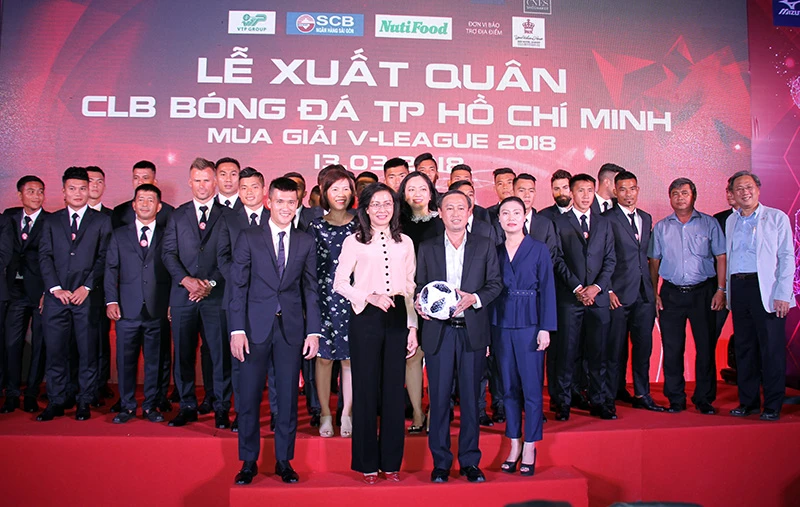 Lãnh đạo TPHCM trong buổi lễ xuất quân CLB bóng đá TPHCM mùa giải V_League 2018. ẢNH: DŨNG PHƯƠNG