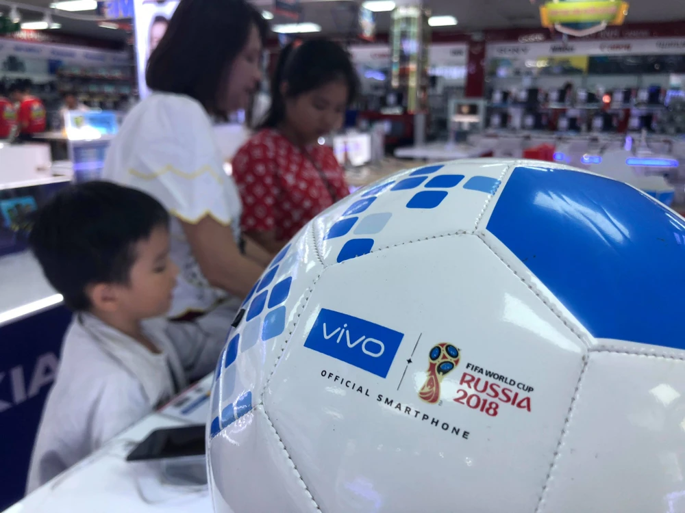 Các cửa hàng điện máy với nhiều chiêu trò khuyến mãi mùa World cup nhằm thu hút khách hàng. Ảnh: Nhật Anh