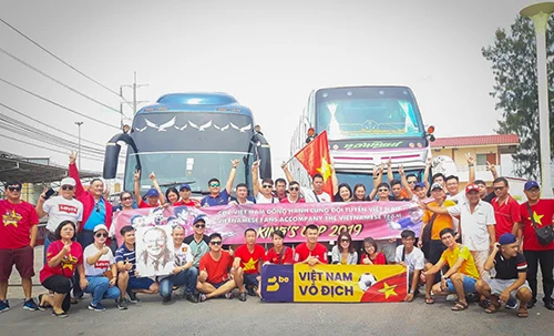 Hội CĐV Việt Nam ở trạm dừng chân từ Bangkok di Buriram. Ảnh: Nhật Anh