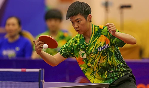 Tay vợt Sun Chen trong màu áo nữ TPHCM. Ảnh: Dũng Phương