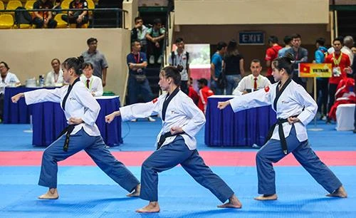 Chiếc HCV đầu tiên của Taekwondo Việt Nam tại giải do công cùa bộ ba Nguyễn Thị Kim Hà – Lê Trần Kim Uyên – Ngô Thị Thuỳ Dung. Ảnh: Dũng Phương