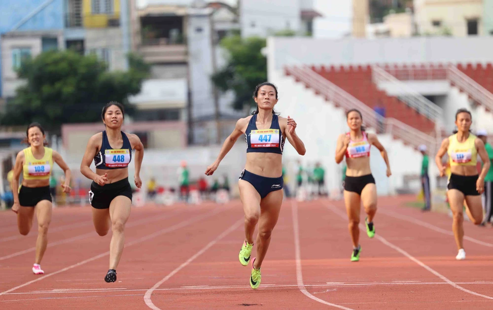 Lê Tú Chinh về đích ở nội dung 100 m chung kết nữ. Ảnh: Dũng Phương