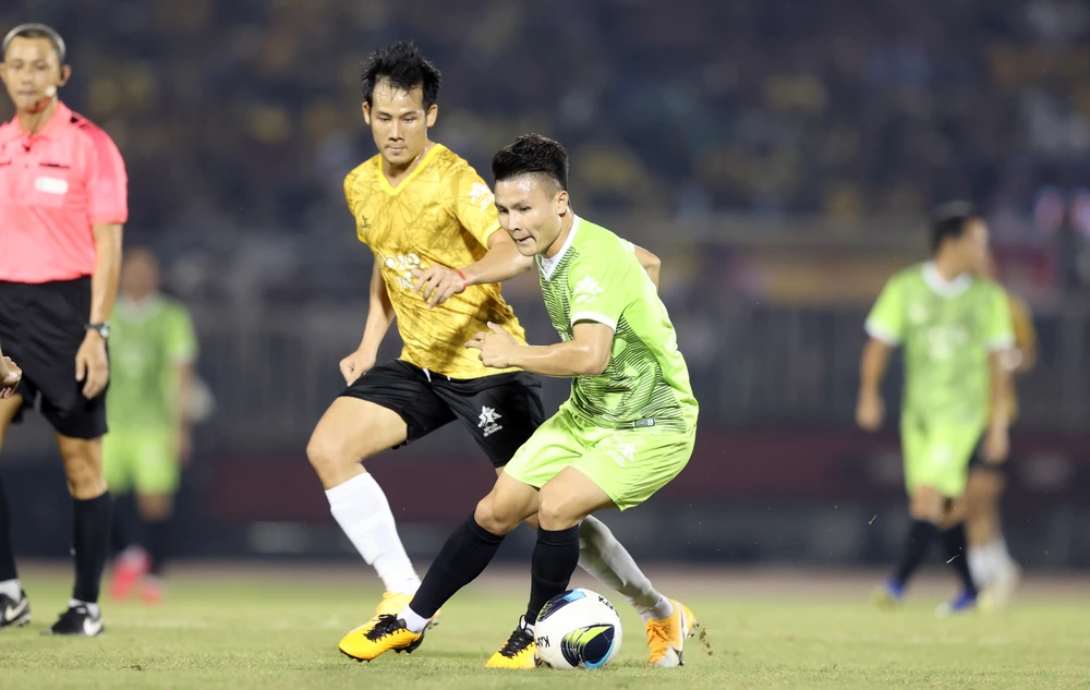 Nguyễn Quang Hải (áo xanh) trong một pha đ bóng trong trận All Star gặp U22 Việt Nam. Ảnh: Dũng Phương