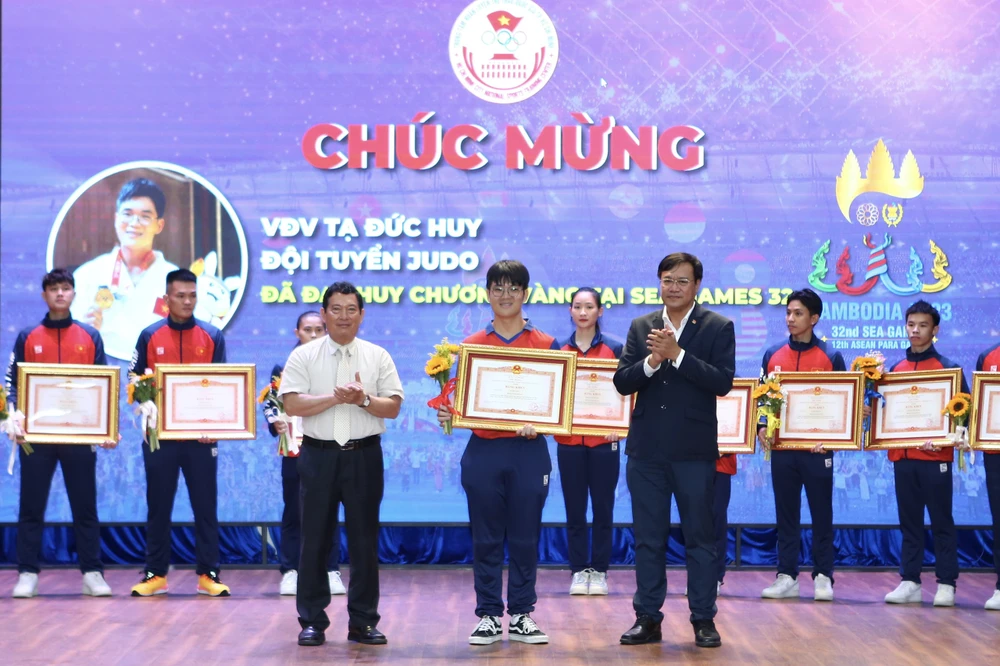 Khen thưởng các vận động viên đoạt huy chương SEA Games 32, Para Games 12 tại TT HLQG II. Ảnh: Quỳnh Mai 