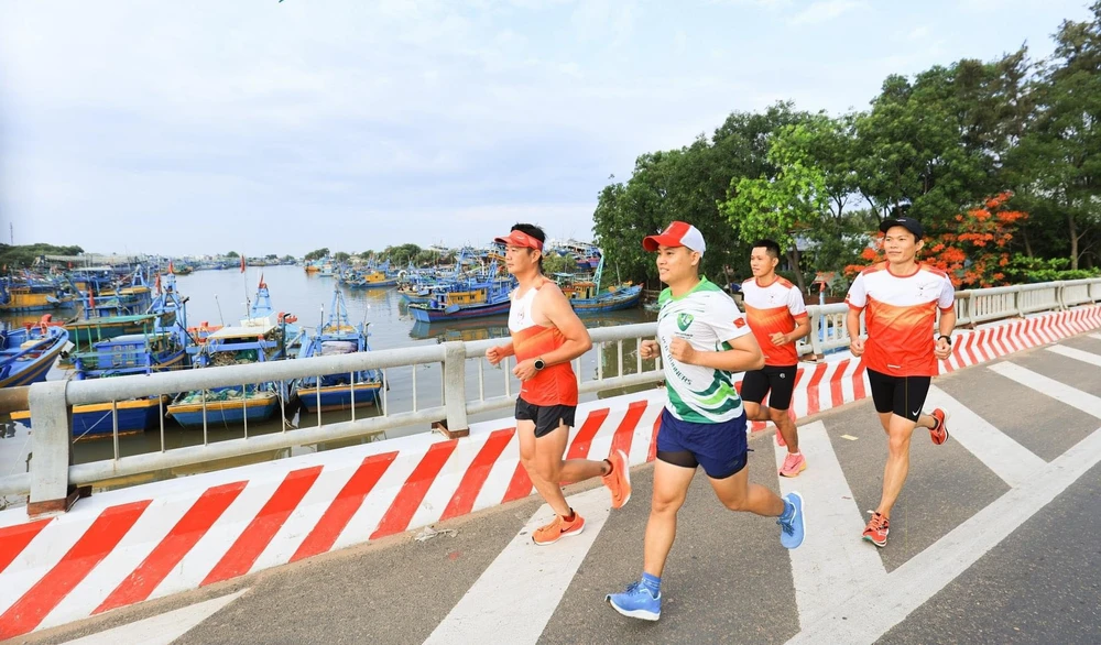 Các VĐV chạy thử đường đua Phan Thiết Marathon 2023. Ảnh: Quỳnh Mai