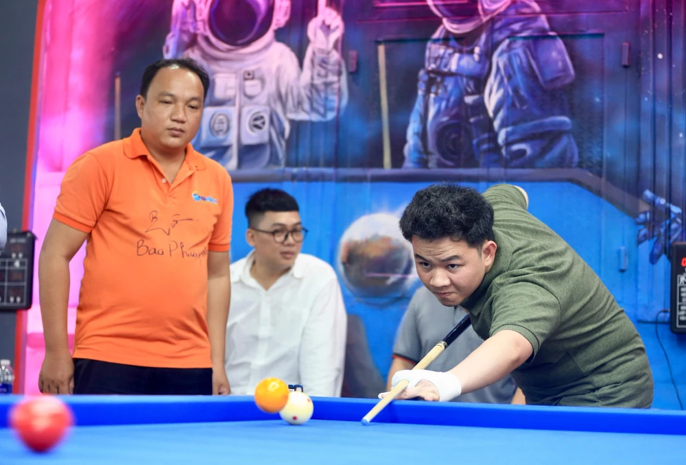 Nhà vô địch thế giới Billiards 3 băng Bao Phương Vinh giao lưu với người hâm mộ. Ảnh: Quỳnh Mai 