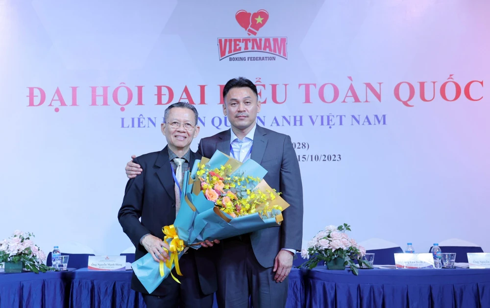 Tân Chủ tịch LĐ Quyền Anh Việt Nam Lưu Tú Bảo trao hoa cho Chủ tịch tiền nhiệm Trần Minh Tiến. Ảnh: Quỳnh Mai 