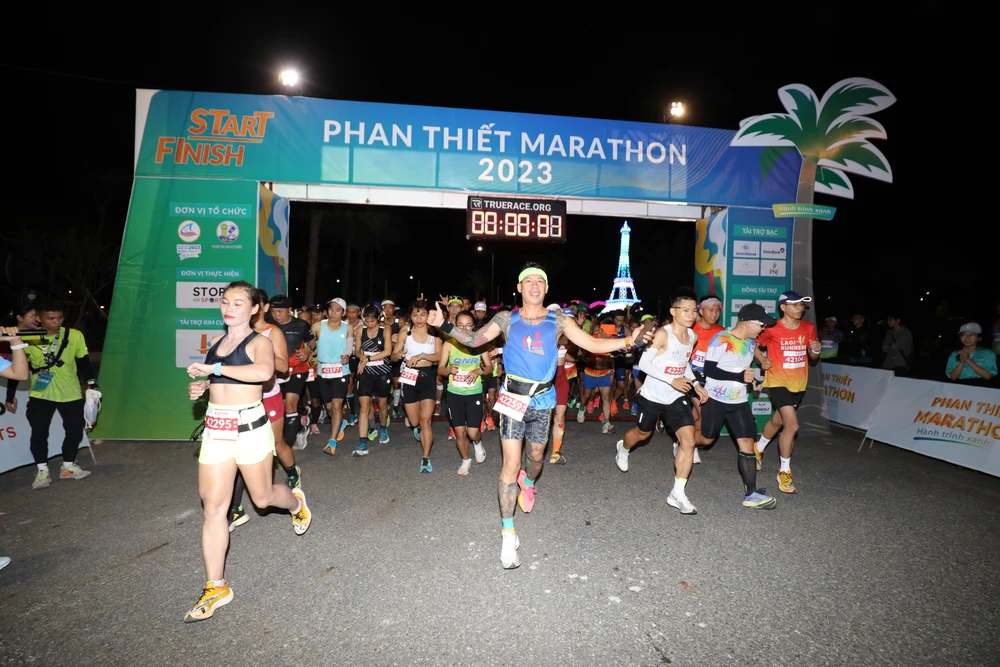 4.000 VĐV về tham dự giải chạy "Phan Thiết Marathon 2023- Hành trình xanh". Ảnh: Quỳnh Mai