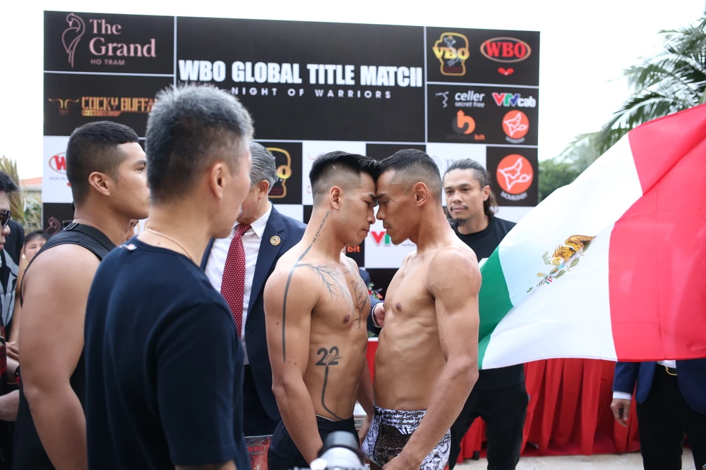 Nhà vô địch thế giới Trần Văn Thảo và cao thủ Mexico húc đầu nhau trước thềm sự kiện boxing WBO Global Title Match Ảnh: Quỳnh Mai 