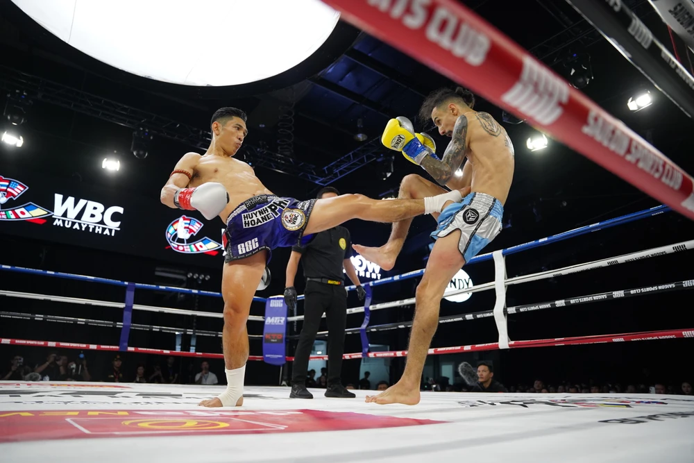 Trương Cao Minh Phát (trái )giành đai WBC Muay Thai thế giới. Ảnh: Quỳnh Mai