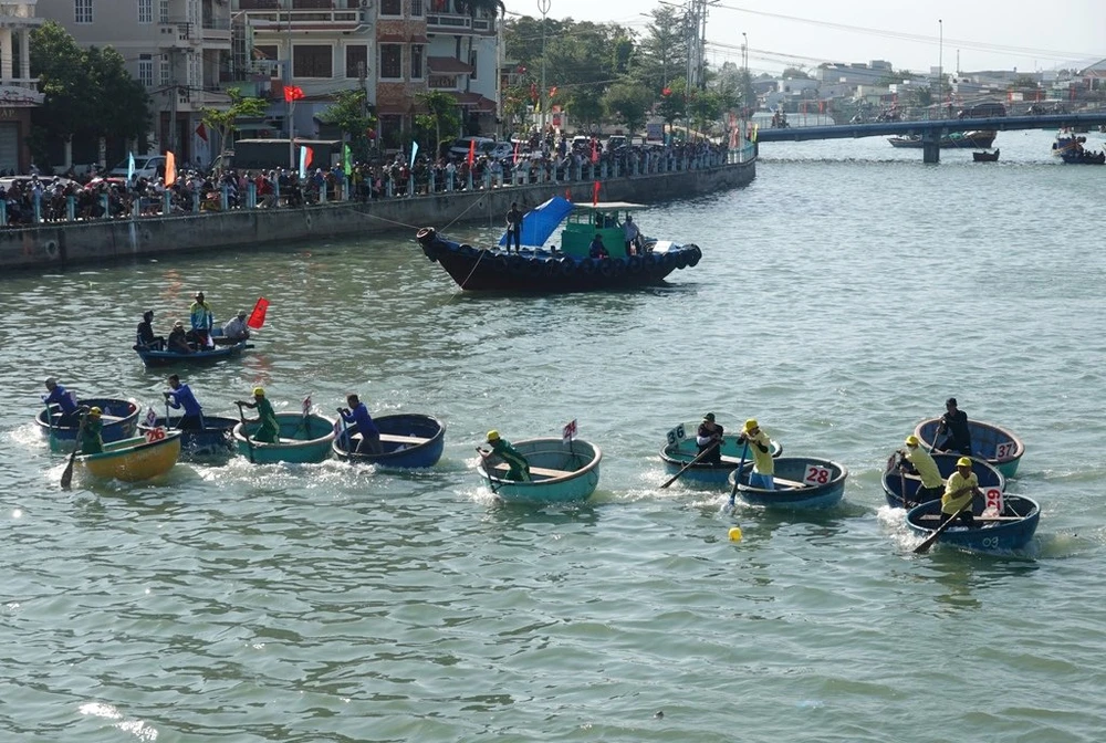 Lễ hội đua thuyền truyền thống Phan Thiết chào mừng năm mới Giáp Thìn 2024. Ảnh: Quỳnh Mai 